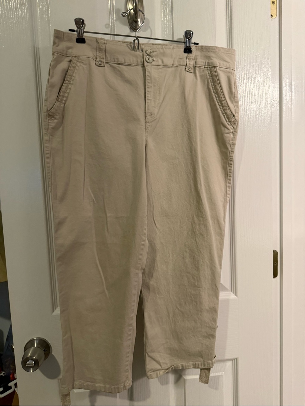 Gloria Vanderbilt Light Khaki Capri’s